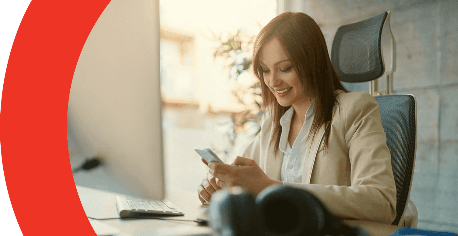 chica viendo el móvil